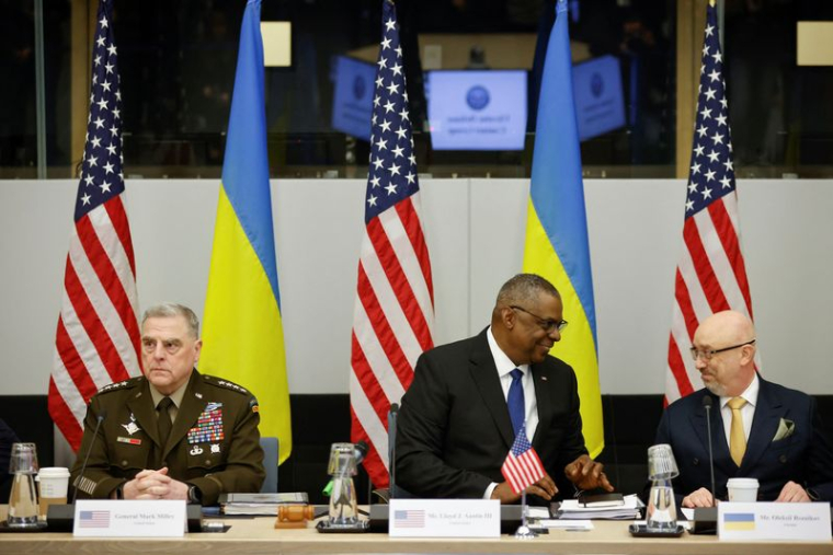 Photo du chef d'état-major de l'armée américain, le général Mark Milley, le secrétaire américain à la Défense Lloyd Austin, et le ministre ukrainien de la Défense Oleksi Reznikov lors d'une réunion des ministres de la Défense de l'Otan au siège de l'Alliance à Bruxelles