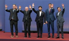 Les dirigeants (de gauche à droite) de l'Uruguay, Yamandu Orsi; du Brésil, Luiz Inacio Lula da Silva; du Chili, Gabriel Boric; de l'Espagne, Pedro Sanchez; et de la Colombie, Gustavo Petro, le 21 juillet 2025 à Santiago du Chili ( AFP / Rodrigo ARANGUA )