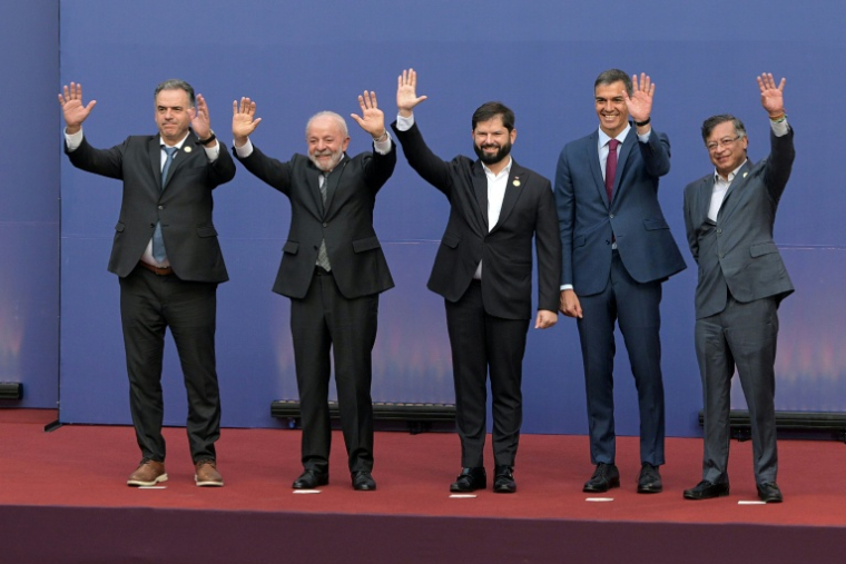 Les dirigeants (de gauche à droite) de l'Uruguay, Yamandu Orsi; du Brésil, Luiz Inacio Lula da Silva; du Chili, Gabriel Boric; de l'Espagne, Pedro Sanchez; et de la Colombie, Gustavo Petro, le 21 juillet 2025 à Santiago du Chili ( AFP / Rodrigo ARANGUA )