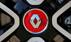 Un logo Renault est visible sur la roue d'une nouvelle Twingo lors de sa présentation à La Baule