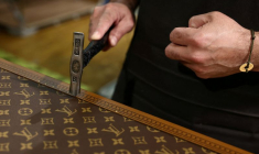 Un employé travaille sur la fabrication d'une malle Louis Vuitton