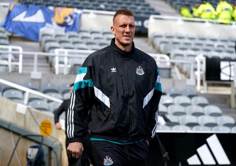 Quand Dan Burn dépanne un véhicule avant de démonter Manchester United