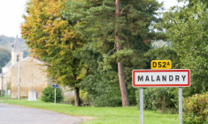 L'entrée du village de Malandry (Ardennes), dont la municipalité a porté plainte avec d'autres communes de la région en raison d'une pollution de l'eau potable par des polluants éternels (PFAS) ( AFP / Jean-Christophe VERHAEGEN )