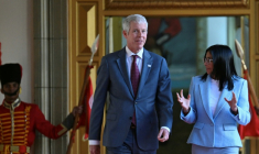 La présidente par intérim du Venezuela, Delcy Rodriguez (d), s'entretient avec le secrétaire américain à l'Energie, Chris Wright, après une réunion au palais présidentiel de Miraflores, à Caracas, le 11 février 2026 ( AFP / Juan BARRETO )