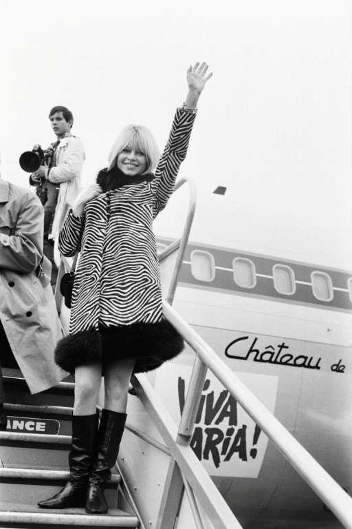 L'actrice française Brigitte Bardot s'envole pour New-York, le 16 décembre 1965 depuis l'aéroport d'Orly ( AFP / - )