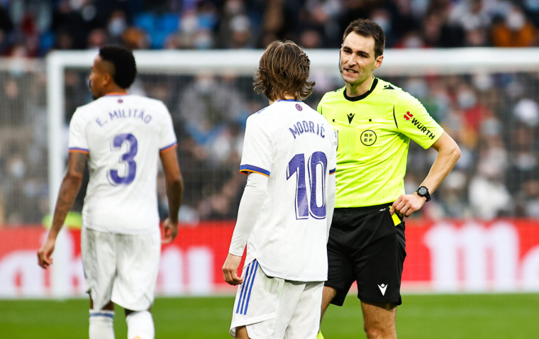 L'arbitre du Clásico en larmes face à la presse à la veille de la finale de Coupe du Roi