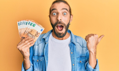 investisseur homme heureux argent (Crédits: Adobe Stock)