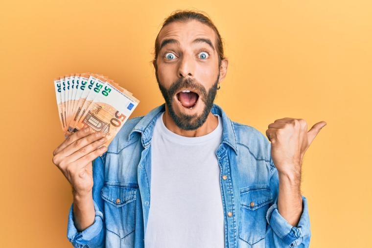 investisseur homme heureux argent (Crédits: Adobe Stock)