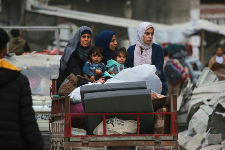 Des déplacés palestiniens fuyant des secteurs que l'armée israélienne a appelé à évacuer, à Gaza-ville, le 11 avril 2025 ( AFP / Bashar TALEB )