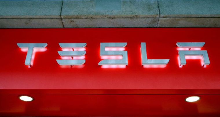 Le logo du constructeur automobile américain Tesla à Zurich