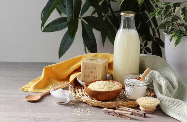Fabriquer soi-même ses produits ménagers est vraiment rentable. (crédit : Adobe Stock)