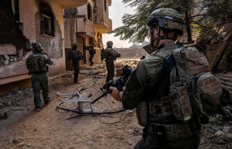 Des soldats israéliens opèrent dans la bande de Gaza
