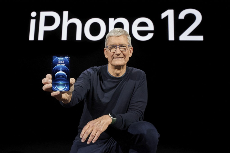 Le PDG d'Apple Tim Cook présente l'iPhone 12 Pro à Cupertino en Californie le 13 octobre 2020. ( Apple Inc. / BROOKS KRAFT )