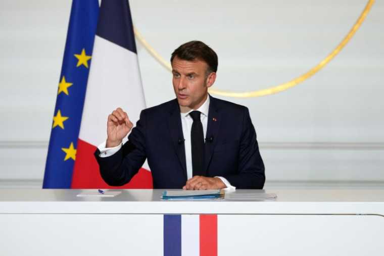 Emmanuel Macron lors d'une conférence de presse sur la situation au Moyen-Orient à l'Élysée, vendredi soir ( POOL / Michel Euler )