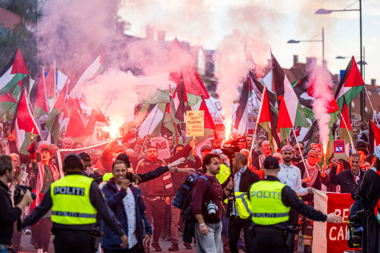 Plusieurs centaines de manifestants défilent contre Israël avant le match Norvège-Israël