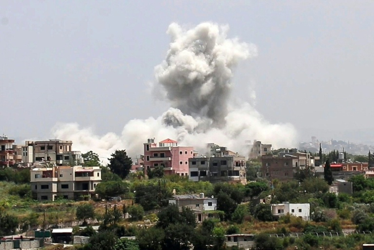 Une frappe aérienne israélienne sur le village d'Al-Halloussiyah, dans le sud du Liban, le 13 mai 2026 ( AFP / KAWANT HAJU )