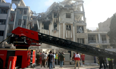 Des équipes de secours interviennent devant un bâtiment ciblé par une frappe israélienne dans la capitale iranienne, Téhéran, le 13 juin 2025 ( AFP / - )
