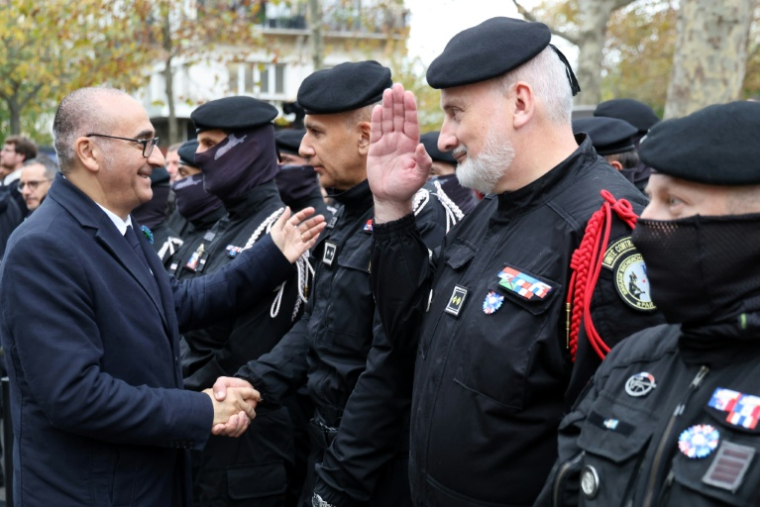 Le ministre de l'Intérieur Laurent Nuñez salue le chef du Raid Guillaume Cardy à Paris lors des commemortations des attentats du 13 novembre 2025 ( POOL / Ludovic MARIN )