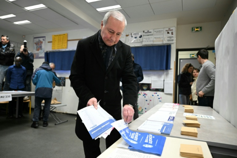 Jean-Luc Moudenc, maire DVD sortant de Toulouse et candidat à sa réélection, arrive pour voter au 1er tour des municipales à Toulouse, le 15 mars 2026 ( AFP / Lionel BONAVENTURE )