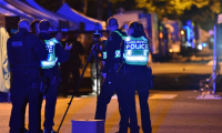 Des policiers sur le site où un automobiliste a foncé dans la foule lors d'un festival de rue de la communauté philippine à Vancouver, le 26 avril 2025 au Canada ( AFP / Don MacKinnon )