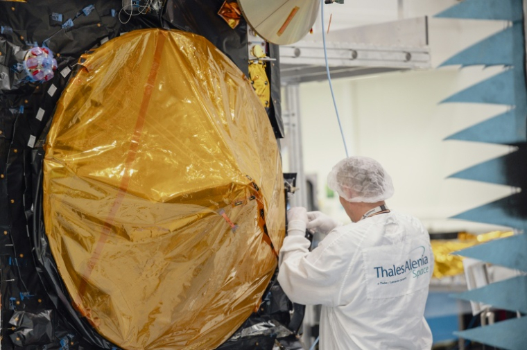 Un opérateur travaille sur un module de service  Sentinel 3C dans les locaux de Thales Alenia Space à Cannes, le 16 avril 2026 dans le sud-est de la France ( AFP / Frederic DIDES )