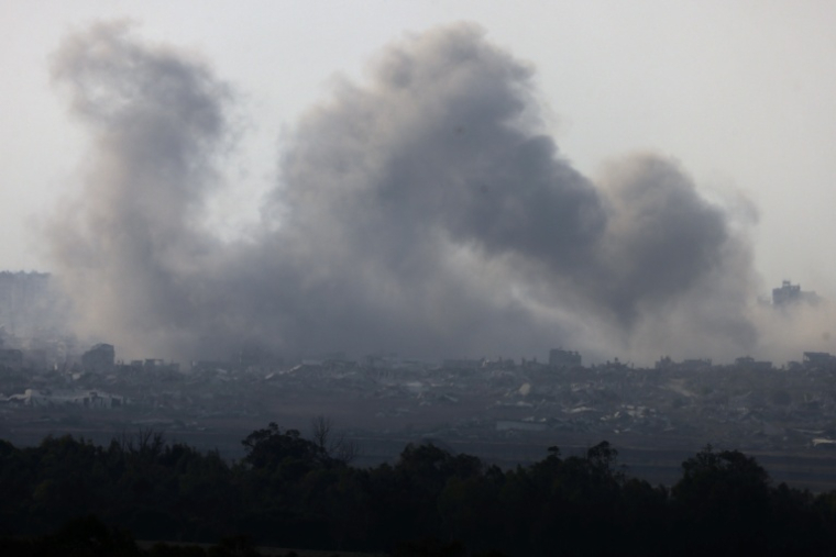 De la fumée s'élève de Gaza lors de frappes israéliennes le 10 août 2025 ( AFP / Menahem KAHANA )