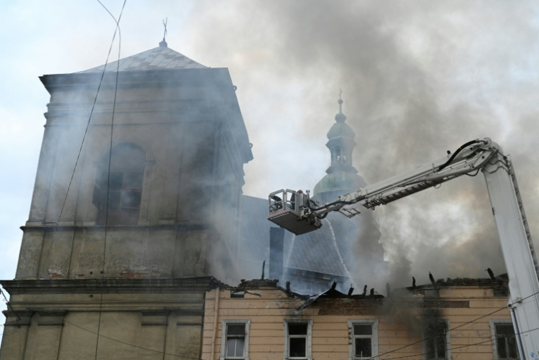 Des pompiers éteignent un incendie dans un bâtiment à la suite d'une attaque de drone russe à Lviv le 24 mars 2026 en Ukraine ( AFP / YURIY DYACHYSHYN )