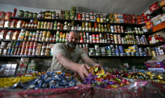 Un magasin de confiseries à Qouneitra, dans le sud de la Syrie, le 21 septembre 2025 ( AFP / LOUAI BESHARA )
