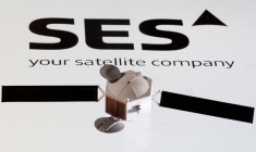 Illustration d'un satellite et le logo de SES