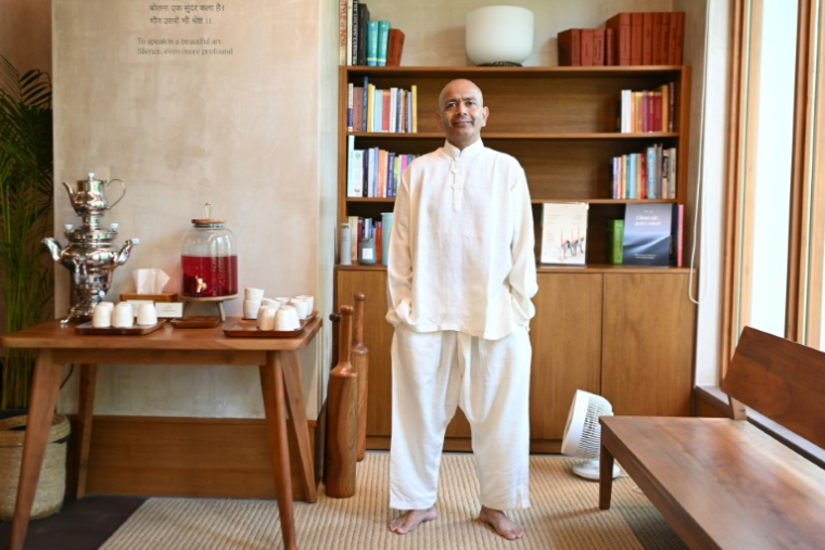 Varun Veer, fondateur de Lifeyoga, dans son studio de New Delhi, le 19 juin 2026 en Inde ( AFP / Arun SANKAR )