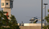 Un hélicoptère de la gendarmerie se pose à la prison de Condé-sur-Sarthe, le 11 juin 2025 dans l'Orne, pour transférer le trafiquant de drogue Mohamed Amra au Palais de Justice de Paris en vue d'une comparution ( AFP / JEAN-FRANCOIS MONIER )