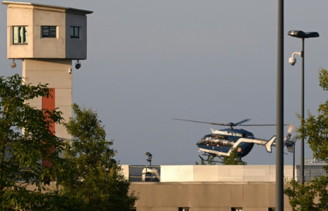 Un hélicoptère de la gendarmerie se pose à la prison de Condé-sur-Sarthe, le 11 juin 2025 dans l'Orne, pour transférer le trafiquant de drogue Mohamed Amra au Palais de Justice de Paris en vue d'une comparution ( AFP / JEAN-FRANCOIS MONIER )