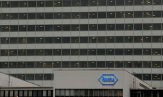 Le logo du fabricant suisse de médicaments Roche est visible au siège de la société à Bâle