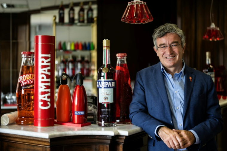 Le patron des apéritifs de Campari, Andrea Neri, pose dans l'usine phare du groupe à Novi Ligure, dans le nord-ouest de l'Italie, le 21 juillet 2026 ( AFP / Marco Bertorello )