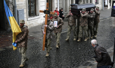 Des soldats ukrainiens transportent le cercueil du militaire ukrainien Volodymyr Levkiv lors d'une cérémonie funéraire à Lviv (ouest de l'Ukraine) le 15 mai 2025. ( AFP / YURIY DYACHYSHYN )