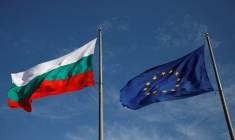 Les drapeaux de la Bulgarie et de l'Union européenne flottent du côté bulgare du poste-frontière Kapitan Andreevo avec la Turquie