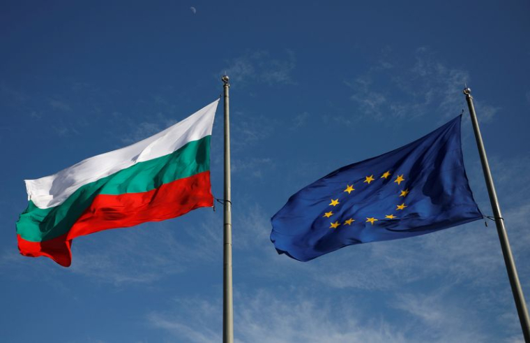 Les drapeaux de la Bulgarie et de l'Union européenne flottent du côté bulgare du poste-frontière Kapitan Andreevo avec la Turquie
