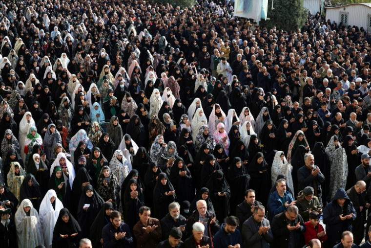 Des chiites iraniens lors des prières de l'Aïd el-Fitr, qui marque la fin du mois de jeûne du ramadan, le 21 mars 2026 à Téhéran ( AFP / STR )