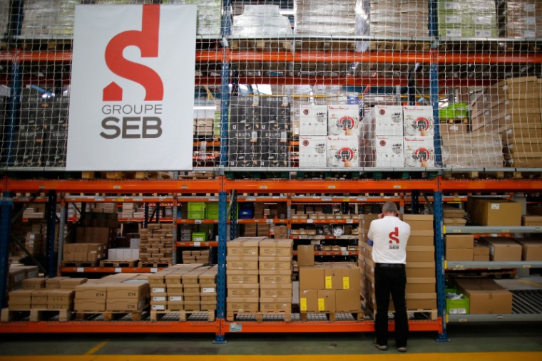 Le logo du Groupe SEB à l'usine Groupe SEB Moulinex en Mayenne