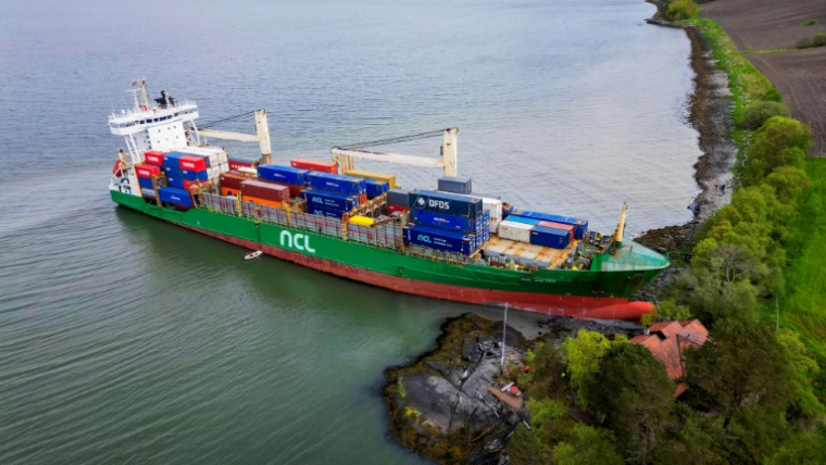 Une pression de 1.500 tonnes s'exerce sur l'avant du bateau, et une fois  retirés les conteneurs correspondants, il pourra être dégagé, selon le patron de la société chargée de l'opération. ( NTB / Jan Langhaug )