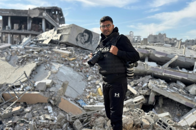 Le journaliste de l’AFP Bashar Taleb pose pour une photo dans la bande de Gaza, le 10 décembre 2024 ( AFP / - )