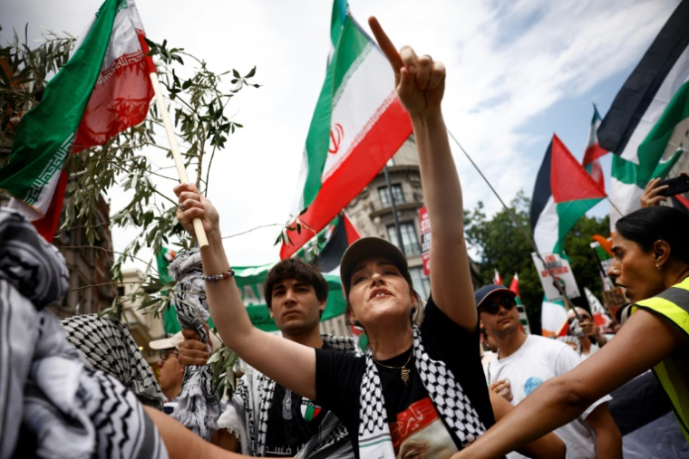 Des manifestants défilent en soutien aux Palestiniens à Gaza et contre la guerre entre l'Iran et Israël, le 21 juin 2025 à Londres ( AFP / BENJAMIN CREMEL )