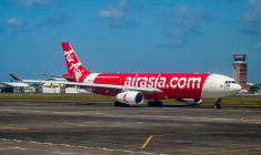La plus grande compagnie aérienne à bas prix d'Asie du Sud-Est, AirAsia, a annoncé lundi augmenter le prix de ses billets jusqu'à 40% et réduire ses liaisons afin d'amortir l'effet de la guerre au Moyen-Orient ( AFP / BAY ISMOYO )