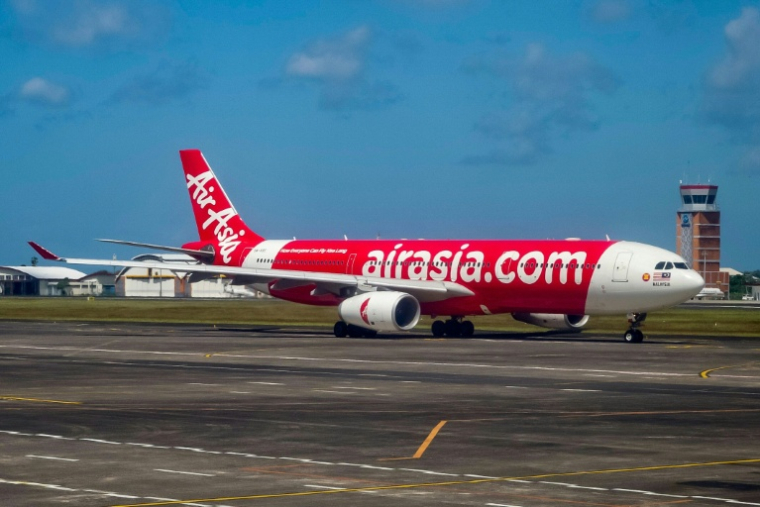 La plus grande compagnie aérienne à bas prix d'Asie du Sud-Est, AirAsia, a annoncé lundi augmenter le prix de ses billets jusqu'à 40% et réduire ses liaisons afin d'amortir l'effet de la guerre au Moyen-Orient ( AFP / BAY ISMOYO )