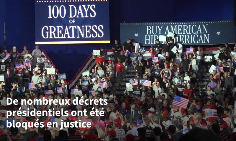 Trump marque ses cent jours sur un ton triomphaliste et agressif