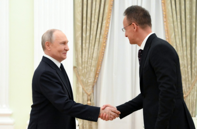 Image fournie par l'agence russe Sputnik du président russe Vladimir Poutine salue le ministre hongrois des Affaires étrangères Peter Szijjarto, à Moscou le 4 mars 2026 ( POOL / GRIGORY SYSOYEV )