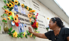 Monica Franco, mère de Bryan Ledesma, un homme tué dans une opération militaire en Equateur, touche la tombe de son fils à Milagro, dans la province de Guayas, le 23 mai 2026 ( AFP / Marcos PIN )