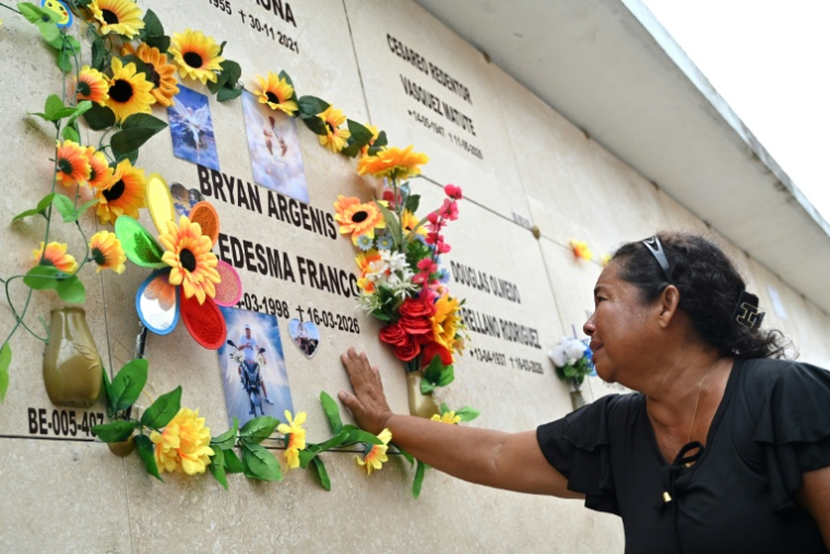 Monica Franco, mère de Bryan Ledesma, un homme tué dans une opération militaire en Equateur, touche la tombe de son fils à Milagro, dans la province de Guayas, le 23 mai 2026 ( AFP / Marcos PIN )