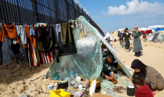 Une famille palestinienne déplacée s'abrite à la frontière avec l'Égypte, à Rafah