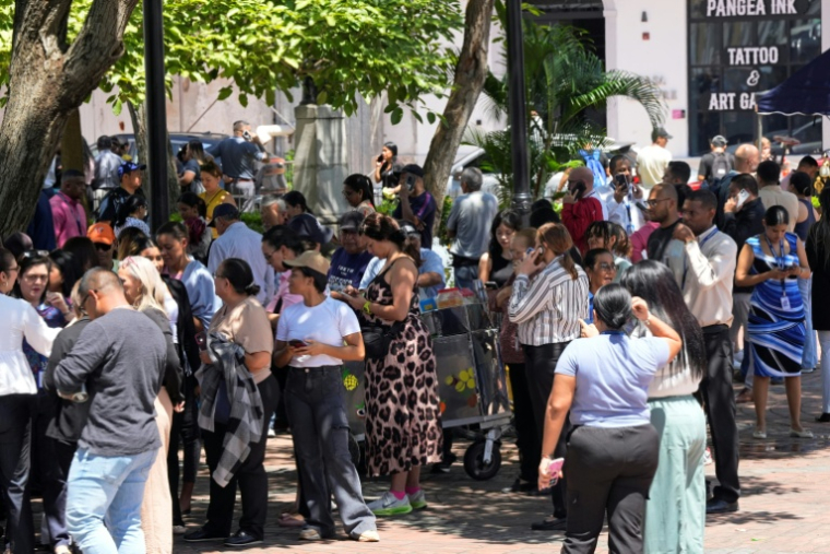 Des personnes évacuées d'un immeuble rassemblées sur une place après qu'un violent séisme a frappé le Panama, le 9 octobre 2026 à Panama City  ( AFP / ARNULFO FRANCO )
